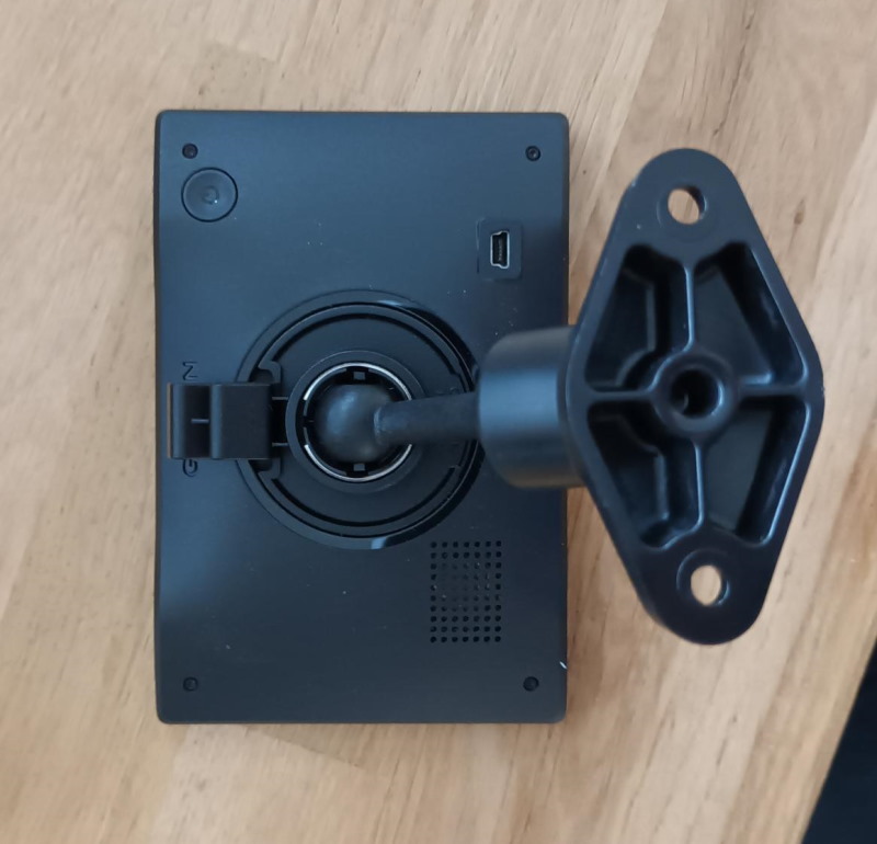 Navigaattorin kiinnitys kojelautaan 2